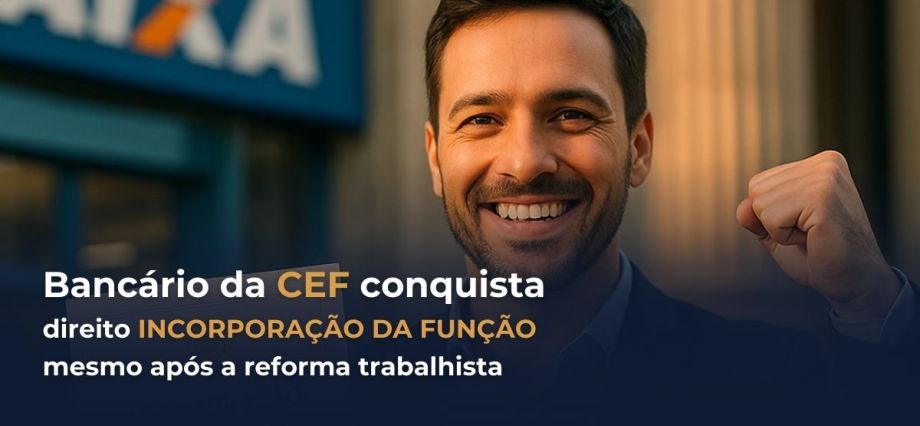 Bancário da CAIXA sorrindo, erguendo o punho em comemoração à vitória judicial pela incorporação da função